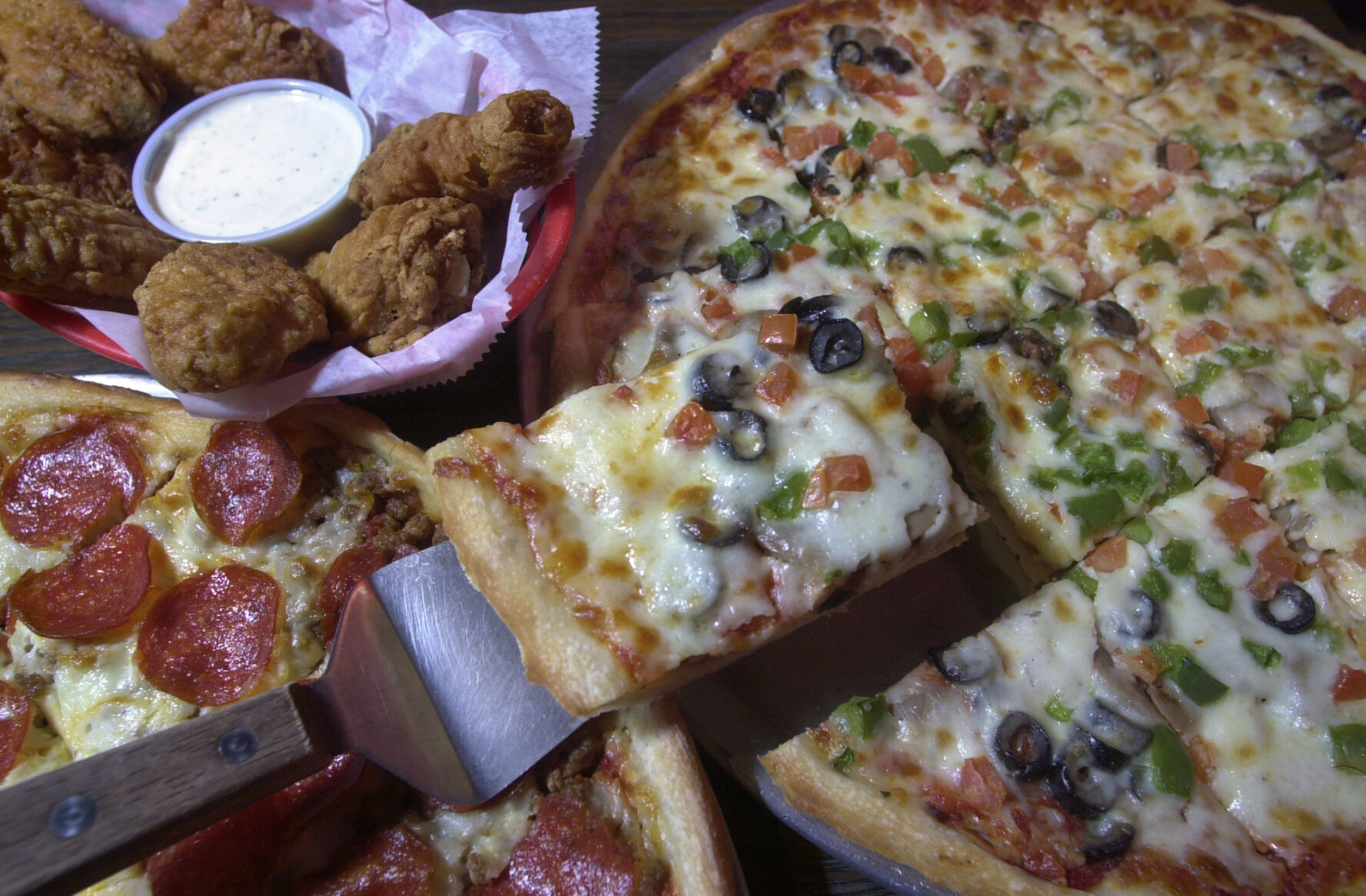 Pizza: Isles Pub & Pizza